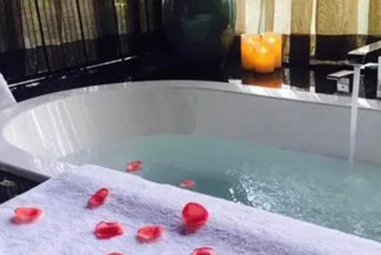 武汉硚口水疗池中的失重冥想：当身体学会漂浮